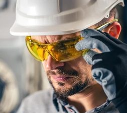 Techniker mit Laserschutzbrille